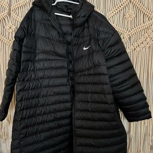 Nike Womens sportswear therma- fit repel wind runner parka jacket.
